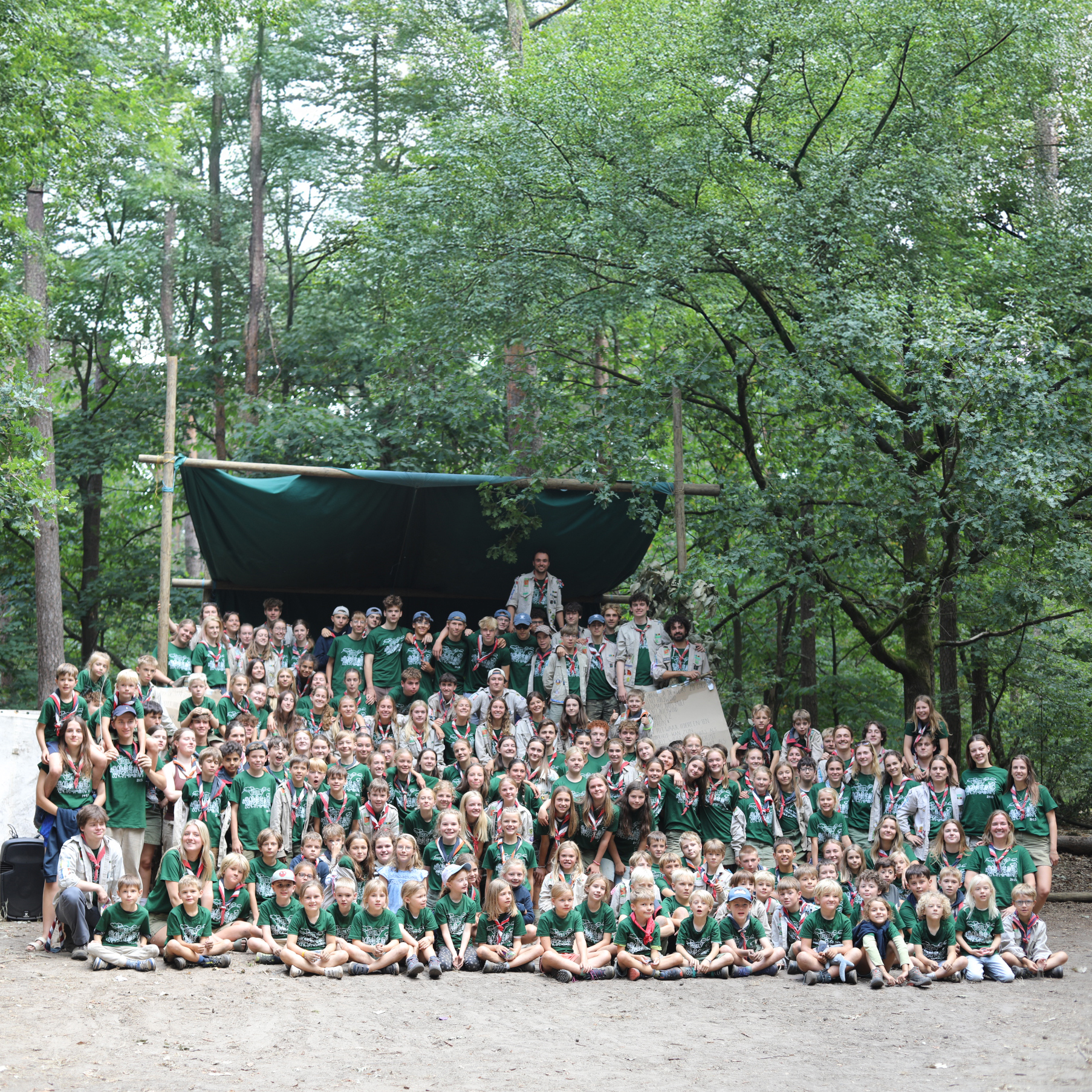 Groepsfoto op groepskamp